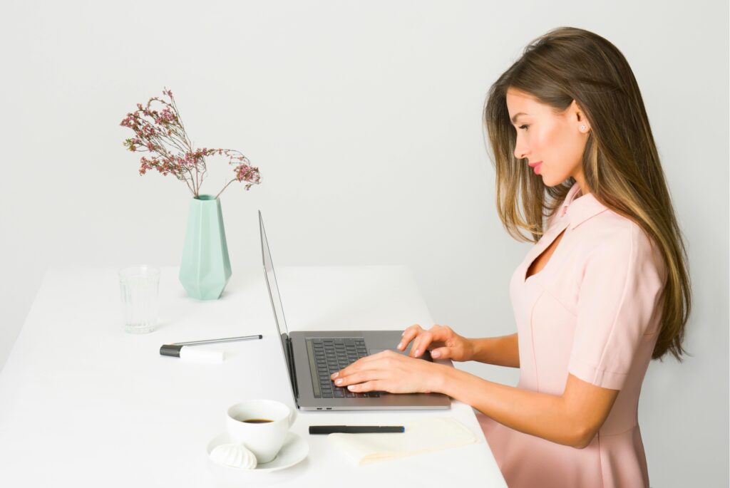 Copywriter che scrive al computer