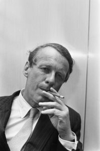 Pubblicitario che fuma sigaro