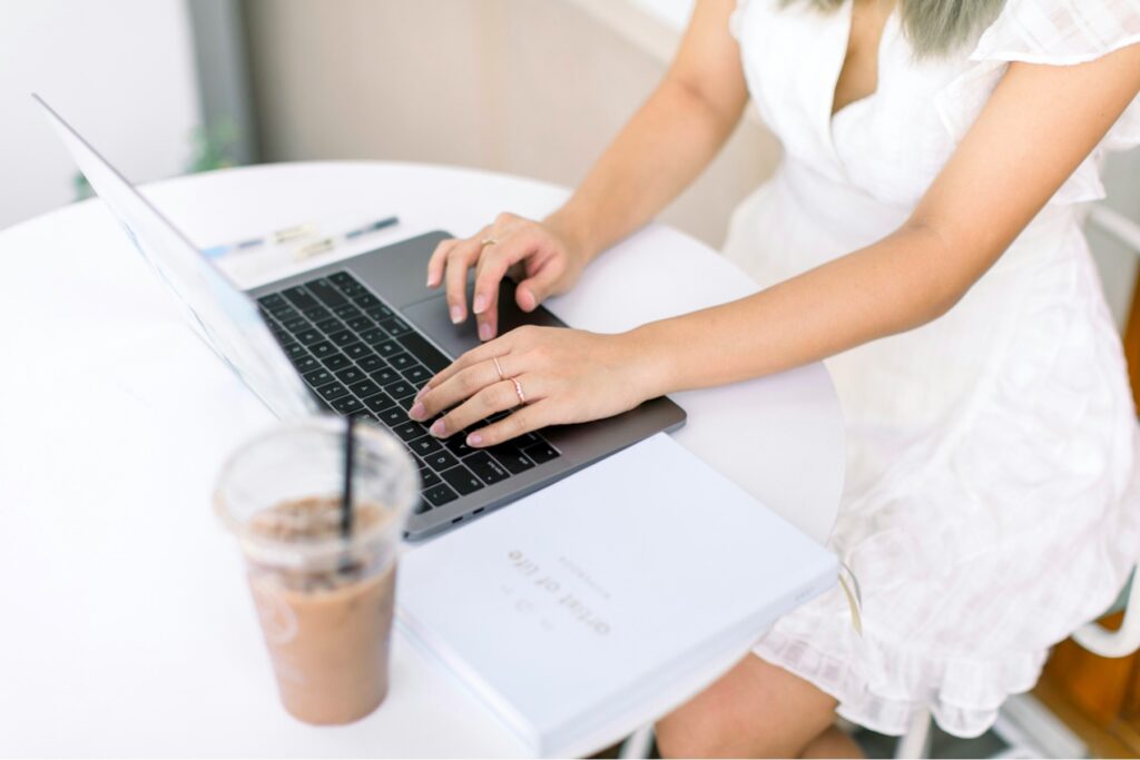professionista che scrive contenuti digitali
